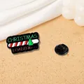 Spilla natalizia smaltata con barra di caricamento e albero su lega nera di zinco - Loading (C2565-2)