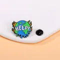 Detalle del pin esmaltado de la tierra derritiéndose con texto HELP y cierre negro - Estilo Ayuda Tierra Derritiéndose (C2548-4)