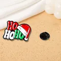 Spilla smaltata natalizia Ho Ho Ho con cappello di Babbo Natale rosso e testo verde - Ho Ho Ho (C2565-3)