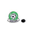 Badge en émail de football avec fond vert et détail de bannière blanche - Style de Ruban de Football Rond (C2571-1)