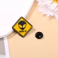 Gelbe Area 51 Emaille-Anstecknadel mit schwarzem Alien-Kopf und Metall-Rückenverschluss - Außerirdischer-AREA 51