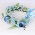 Détail d'une couronne de fleurs bleues réalistes avec pétales en soie et ruban satin - Style Mixte Bleu Vert (W1169)