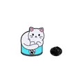 Niedliche weiße Katze in blauer Dose Emaille-Anstecknadel mit schwarzem Gummiverschluss - Blue Basin White Cat