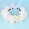 Couronne de fleurs blanches en tissu avec un ruban bleu clair ajustable pour enfants - Blanc Pur avec Ruban Bleu (W1178)