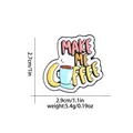 Make Me Coffee Emaille-Anstecker mit rosa Kaffeetasse und gelber Textvariante - Make Me Coffee Stil (C2615-2)