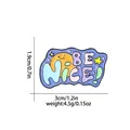 Cartoon-Emaille-Pin mit 'BE NICE' Schriftzug, lächelndem Mond und Sternen auf Lila - Be Nice Stil (C2615-3)