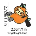 Vista dettagliata della spilla a forma di bradipo con dimensioni e specifiche peso - Bradipo Fitness Che Solleva Manubri (C2619-2)