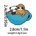 Dimensioni e peso dettagliati della spilla con panda e bradipo in una tazzina blu - Bradipo e Panda in Tazza (C2619-4)