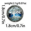 Dettaglio di un ciondolo Albero della Vita rotondo da 1,8 cm con sfondo blu e cupola in vetro - Albero Della Vita Blu Bianco (C2469)