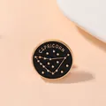 Broche constellation Capricorne en émail noir et métal doré de forme circulaire - Capricorne