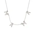 Dettaglio dei ciondoli con lettere MAMA in argento su una catena lucida - Collana con Lettera MAMA Argento (A2780-1)