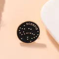 Vue détaillée de la broche zodiaque Scorpion en émail noir avec constellations dorées - Scorpion