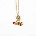 Collana astronauta dorato su razzo con opale verde e vivaci dettagli in smalto - Astronauta Visiera Verde Oro (N1643-4)