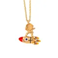 Collana con ciondolo astronauta dorato su razzo con smalto colorato e gemma gialla - Astronauta Su Razzo Oro (N1643-5)