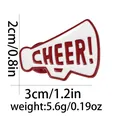 Vista macro della spilla smaltata megafono Cheer con dimensioni 3cm x 2cm e peso 5,6g - Rosso