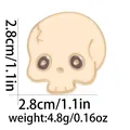 Vue détaillée du pin's en émail crâne mesurant 2,8cm sur 2,8cm et pesant 4,8g - Style Crâne (C2631-3)