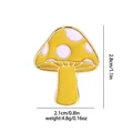 Broche champignon en émail jaune avec bord doré et pois blancs, dimensions 2,8cm x 2,1cm - Champignon Jaune Taches Blanches (C2585-2)