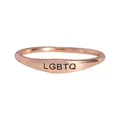 Anillo minimalista de oro rosa con superficie plana y grabado de letras LGBTQ negras - LGBTQ (R1262) / Rosa oro