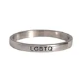 Silberner gedrehter Ring mit schwarzer LGBTQ-Gravur im minimalistischen Modestil - LGBTQ (R1262) / Silber