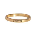 Minimalistischer vergoldeter Kupferring mit schwarzer LGBTQ-Gravur auf dem polierten Band - LGBTQ (R1262) / Gold