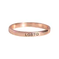 Minimalistischer Ring aus Roségold mit eingraviertem schwarzem LGBTQ-Schriftzug - LGBTQ (R1262) / Roségold