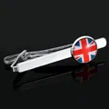 Vista macro di un fermacravatta argento con emblema Union Jack e meccanismo a molla - Ferma Cravatta Bandiera UK (T1078-1)