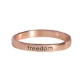 Minimalistischer Ring in Roségold mit eingraviertem Freedom-Schriftzug in Schwarz - Freedom (R1262) / Roségold