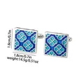 Vue macro de boutons de manchette carrés argentés avec motif floral en émail bleu - Boutons de Manchette Carrés en Émail Floral Bleu (B1534)