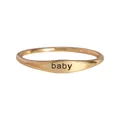 Minimalistischer vergoldeter Kupferring mit spindelförmigem Baby-Schriftzug oben - Baby (R1262) / Gold