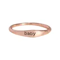 Minimalistischer Roségold-Ring mit Baby-Buchstabengravur für einen trendigen Mode-Look - Baby (R1262) / Roségold