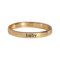Minimalistischer Goldring mit Baby-Gravur auf einem schlichten weißen Hintergrund - Baby (R1262) / Gold