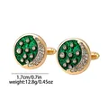Detalle de gemelos redondos dorados con esmalte verde y luna de diamantes - Estilo Luna Estrella Borde Dorado Fondo Verde (B1559)