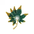Détail de la broche feuille d'érable en émail vert, dorée avec perle centrale - Vert Jaune