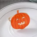 Detalle de servilletero de calabaza dorada con esmalte naranja para mesa de Halloween - Servilletero Calabaza Sonriente (Z1134-7)