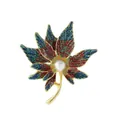 Détail de la broche feuille d'érable avec émail dégradé rouge-bleu et fausse perle - Dégradé Rouge Bleu