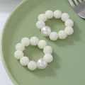 Servilleteros en forma de U oro champán con elegantes perlas sobre plato cerámico - Estilo Bola de Perlas Grande (Z1152)
