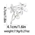 Detailansicht der Strass-Blumenbrosche mit Maßen von 4,7 cm Höhe und 4,1 cm Breite - Silberne Blume (C2721-1-SI)
