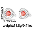 Détail macro de boutons de manchette triangles avec pierre rouge, zircons et gravures - Triangle Rouge (B1568-RE)