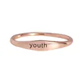Minimalistischer roségoldener Ring mit poliertem Finish und Jugend-Schriftzug - Youth (R1262) / Roségold