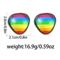 Regenbogenfarbene Dreieck-Ohrstecker mit Silberrand und Maßen von 2,1 cm im Detail - Dreieckiger Regenbogen-Stil (B1552-5)
