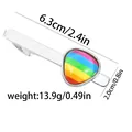 Vue détaillée du pince-cravate arc-en-ciel argenté avec dimensions de 6,3cm et 2,0cm - Style Demi-rond (T1091-5)