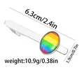 Dettaglio del fermacravatta arcobaleno in metallo lucido con dimensioni di 6,3 cm - Stile Ovale (T1091-3)