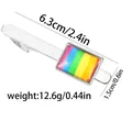 Dettaglio del fermacravatta arcobaleno argento con dimensioni di 6,3 cm per 1,5 cm - Stile Rettangolare (T1091-2)