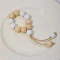 Servilleteros de cuentas de madera natural con borlas de yute en plato de cerámica - Cuentas Madera Bicolor Borla Cáñamo (Z1238)