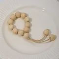 Servilletero artesanal de cuentas de madera con borlas de yute en plato blanco - Cuentas Madera Natural Nudo Cáñamo (Z1239)
