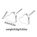 Dimensiones de pendientes de corazón plateados con medida de 0,7 cm y peso 0,8 g - Corazón
