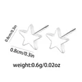 Detalle de pendientes de estrella plateados con diámetro de 0,8 cm y acabado pulido - Estrella de cinco puntas