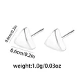Detalle de pendientes de triángulo minimalistas con medida de 0,6 cm y peso de 1,0 g - Triángulo