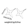 Detalle de pendientes de estrella plateados con dimensiones 0,6 cm y peso de 0,5 g c/u - Estrella de cuatro puntas