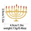 Detailansicht der goldenen Menorah-Brosche mit roten Kristallen und Größenangaben 3,9x4,9cm - Gold Menora Stil